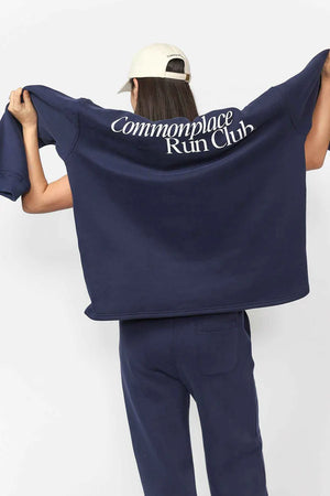 COMMONPLACE ESSENTIALS - Run  Club Polo - Navy/Natural