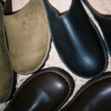 COMMONPLACE  ESSENTIALS - Commonplace x Mckinlays  Anderson slip on - Brown