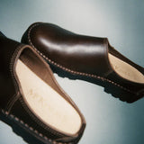 COMMONPLACE  ESSENTIALS - Commonplace x Mckinlays  Anderson slip on - Brown